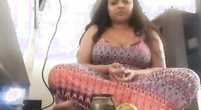 Ciocia Indian pierwszy intymny pokaz na kamery z jej Duże cycki 1 / min 30 sec