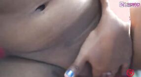 Una joven india en medias disfruta de una fuerte paliza en su apretado coño afeitado 4 mín. 20 sec