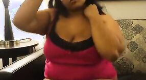 HD indyjski seks wideo featuring a krzywego przyjaciółka z duży piersi uwodzenie i tantalizing 4 / min 40 sec