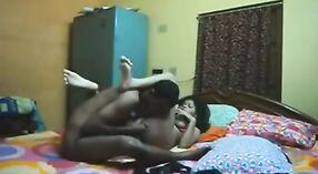 Desi bhabhi zaprasza swojego kochanka z college ' u na gorącą sesję w domu! 4 / min 20 sec