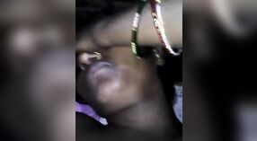 سیاہ بال کے ساتھ بھارتی خاتون خانہ اس کے چھوٹے پریمی کے ساتھ ایک باپ سے بھرا threesome کے حاصل 4 کم از کم 00 سیکنڈ