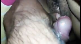 HD-Video von Aparnas indischer Frau, die sich heißem und dampfendem Sex hingibt 2 min 20 s