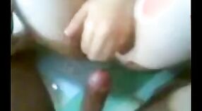 Une étudiante indienne se fait étirer le trou du cul serré dans cette vidéo anale 1 minute 20 sec