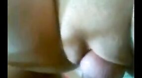 Indisch college meisje krijgt haar strakke lul uitgerekt in deze anale video 2 min 20 sec