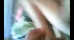 Une étudiante indienne se fait étirer le trou du cul serré dans cette vidéo anale 1 minute 10 sec