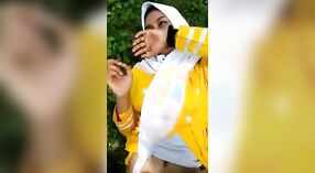 Muzułmańska dziewczyna dostaje niegrzeczny na świeżym powietrzu ze swoim partnerem 0 / min 0 sec