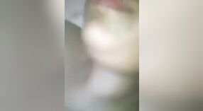 Vídeo de sexo Amador indiano apresenta uma rapariga menor de idade a fazer sexo com o segundo namorado 5 minuto 20 SEC