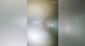 Vídeo de sexo Amador indiano apresenta uma rapariga menor de idade a fazer sexo com o segundo namorado 6 minuto 20 SEC