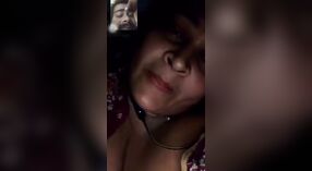 デジxxxxの妻は、彼女がチートするときにビデオ通話で彼女の完璧な胸を誇示します 1 分 20 秒
