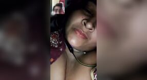 Desi XXXX femme exhibe ses seins parfaits lors d'un appel vidéo alors qu'elle triche 2 minute 00 sec