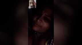 Desi XXXX妻子在作弊时在视频通话中炫耀她的完美乳房 3 敏 00 sec