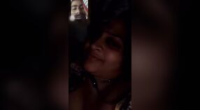 Desi XXXX妻子在作弊时在视频通话中炫耀她的完美乳房 3 敏 20 sec