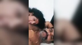 Volwassen Indisch Paar verwent zich met zelfgemaakte porno met tante 2 min 40 sec