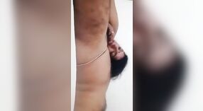 Volwassen Indisch Paar verwent zich met zelfgemaakte porno met tante 5 min 00 sec