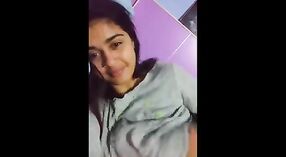Verführen und necken Sie mit einer vollbusigen indischen Schönheit in diesem desi-Sexvideo 1 min 10 s