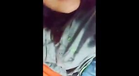 Verleiden en plagen met een big-breasted Indiase schoonheid in deze desi seks video - 2 min 50 sec