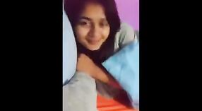 Seduce y bromea con una belleza india de grandes pechos en este video de sexo desi 5 mín. 20 sec