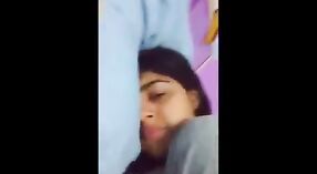 Seduce y bromea con una belleza india de grandes pechos en este video de sexo desi 7 mín. 00 sec