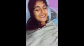 Seduce y bromea con una belleza india de grandes pechos en este video de sexo desi 8 mín. 40 sec