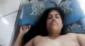 Cowgirl bhabhi se fait baiser ses gros seins dans un scandale desi mms 1 minute 40 sec