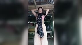 Bangla village bhabhi esegue uno spogliarello seducente in questo video caldo 1 min 20 sec