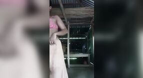 બંગલાના ગામ ભાભી આ હોટ વિડિઓમાં એક મોહક સ્ટ્રીપ્ટીઝ કરે છે 1 મીન 30 સેકન્ડ