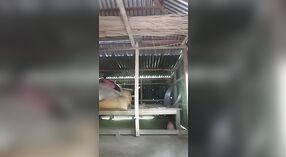 બંગલાના ગામ ભાભી આ હોટ વિડિઓમાં એક મોહક સ્ટ્રીપ્ટીઝ કરે છે 1 મીન 40 સેકન્ડ