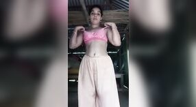 Banglas Dorfbhabhi führt in diesem heißen Video einen verführerischen Striptease auf 2 min 00 s
