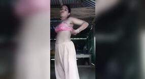 Banglas Dorfbhabhi führt in diesem heißen Video einen verführerischen Striptease auf 2 min 10 s