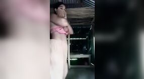 Banglas Dorfbhabhi führt in diesem heißen Video einen verführerischen Striptease auf 2 min 30 s