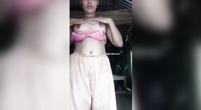 Banglas Dorfbhabhi führt in diesem heißen Video einen verführerischen Striptease auf 2 min 40 s