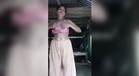 Bangla village bhabhi esegue uno spogliarello seducente in questo video caldo 2 min 50 sec