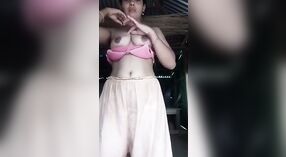 Bangla village bhabhi esegue uno spogliarello seducente in questo video caldo 3 min 00 sec