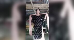 Bangla village bhabhi esegue uno spogliarello seducente in questo video caldo 0 min 0 sec