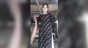 Banglas Dorfbhabhi führt in diesem heißen Video einen verführerischen Striptease auf 0 min 30 s