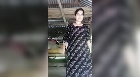 Bangla village bhabhi esegue uno spogliarello seducente in questo video caldo 0 min 40 sec