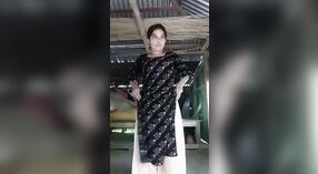 Bangla village bhabhi esegue uno spogliarello seducente in questo video caldo 0 min 50 sec