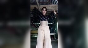 Banglas Dorfbhabhi führt in diesem heißen Video einen verführerischen Striptease auf 1 min 00 s