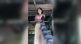 Banglas Dorfbhabhi führt in diesem heißen Video einen verführerischen Striptease auf 1 min 10 s