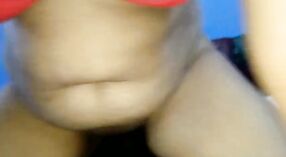 Petite amie indienne en soutien-gorge rouge chevauche une grosse bite en position levrette 7 minute 00 sec