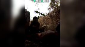 Любительская индийская жена трахается на открытом воздухе с местным парнем в этом дези ХХХ видео 1 минута 30 сек