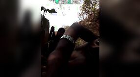 Любительская индийская жена трахается на открытом воздухе с местным парнем в этом дези ХХХ видео 1 минута 40 сек