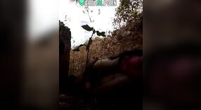 Любительская индийская жена трахается на открытом воздухе с местным парнем в этом дези ХХХ видео 1 минута 50 сек
