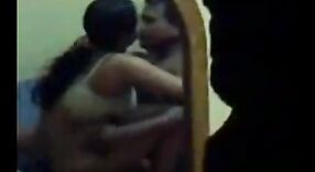Maduro indiana tia fica para baixo e sujo em um desi chudai vídeo 1 minuto 50 SEC