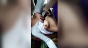 Indische babe mit haariger Muschi reitet Schwanz und wird in MMS-video gefingert 0 min 0 s