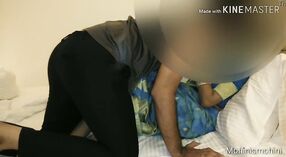 Une femme Desi se fait pilonner par un homme en pantalon pendant un trio hardcore 0 minute 50 sec