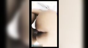 Дези Бхабхи трахает свою киску перед камерой со своим ХХХ любовником 15 минута 20 сек