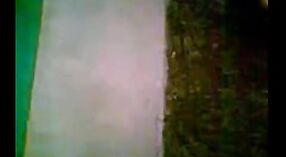 பெரிய புண்டை கொண்ட இந்திய காதலி மழையில் மாம்பழங்களை அனுபவிக்கிறாள் 11 நிமிடம் 40 நொடி