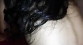 Indisches Mädchen wird in diesem hausgemachten Pornovideo runter und schmutzig 6 min 00 s