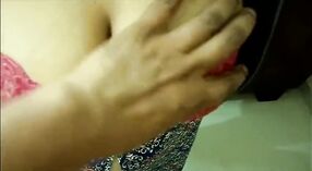 Hausgemachtes Sexvideo für indische Mädchen: Sie lutscht und fickt ihren Geliebten 0 min 0 s